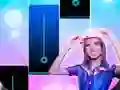 Игра Ana emilia Piano Tiles онлајн