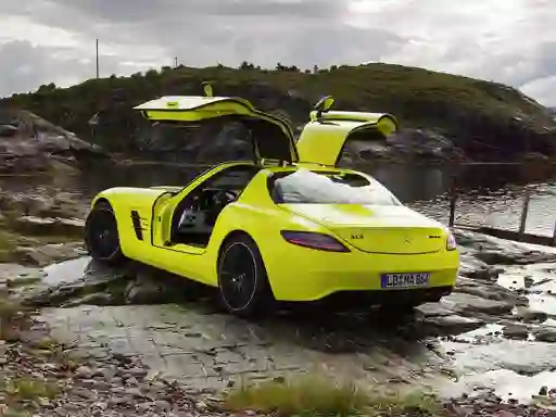 Игра Mercedes-Benz SLS E-Cell Puzzle онлајн